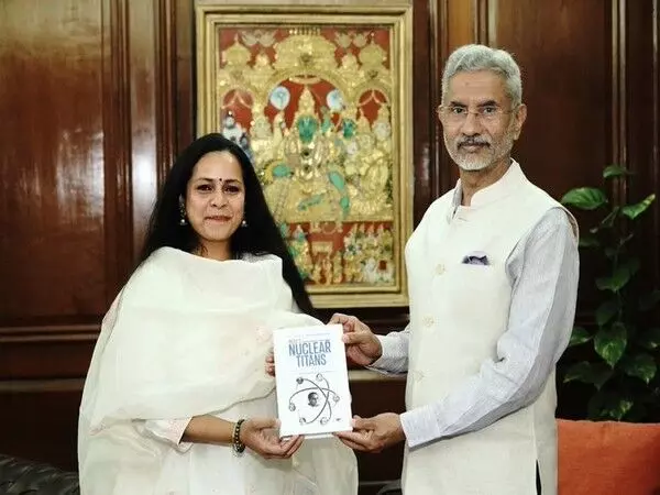 विदेश मंत्री जयशंकर को इंडियाज़ न्यूक्लियर टाइटन्स पुस्तक की प्रति मिली