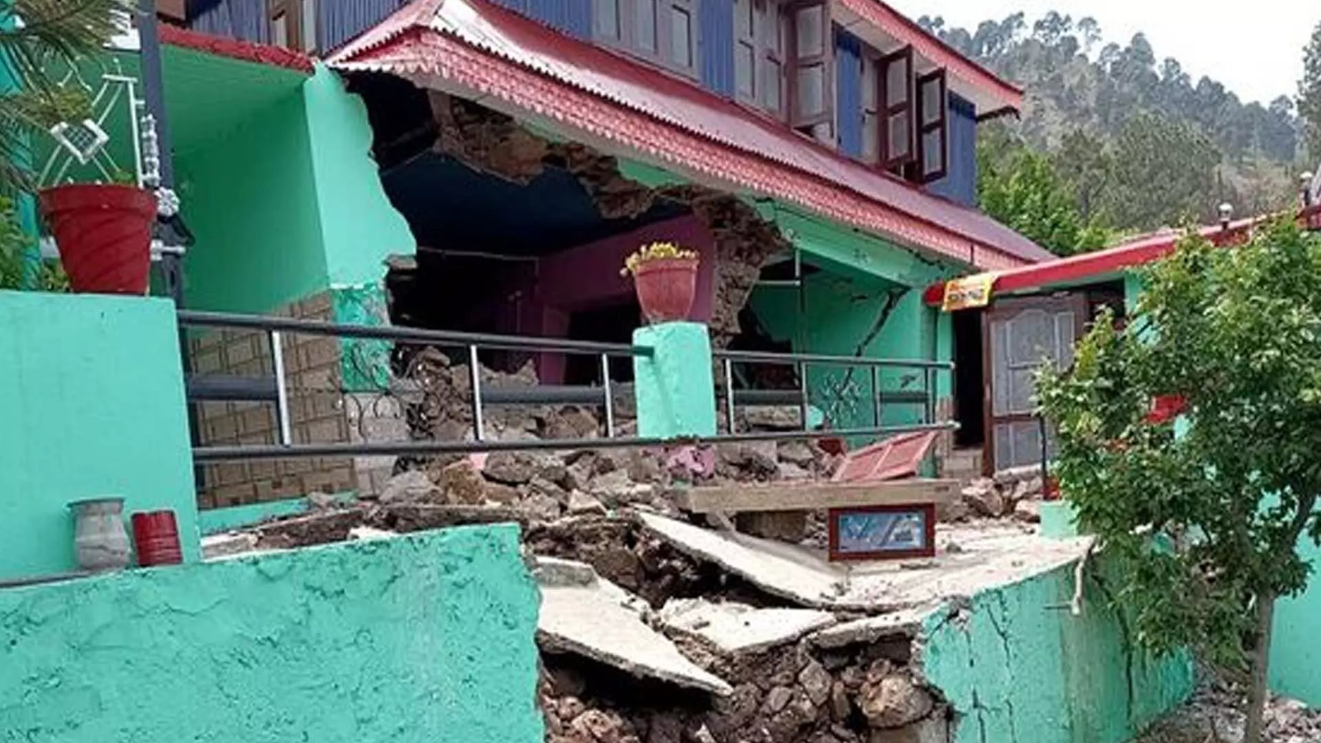 जम्मू-कश्मीर के रामबन में जमीन धंसी, 60 घर क्षतिग्रस्त: बिजली नहीं, सड़कों पर दरारें