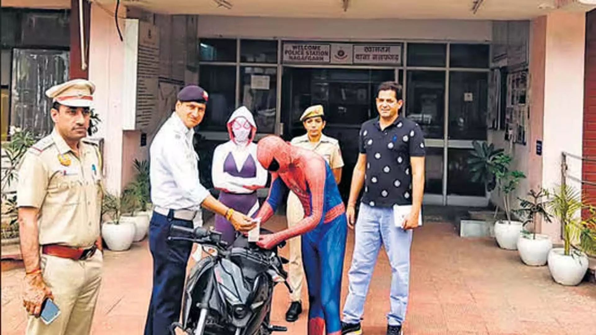 दिल्ली पुलिस स्पाइडर-मैन की पोशाक पहनने वाले आदित्य राज वर्मा को  दंडित किया