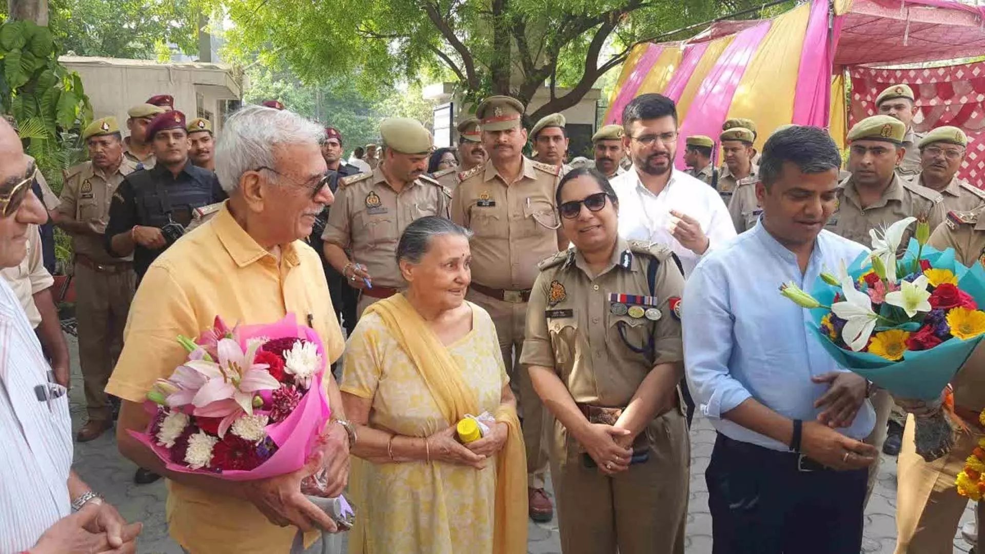 गौतमबुद्ध नगर में पुलिस प्रमुख और डीएम ने वरिष्ठ नागरिकों को किया सम्मानित