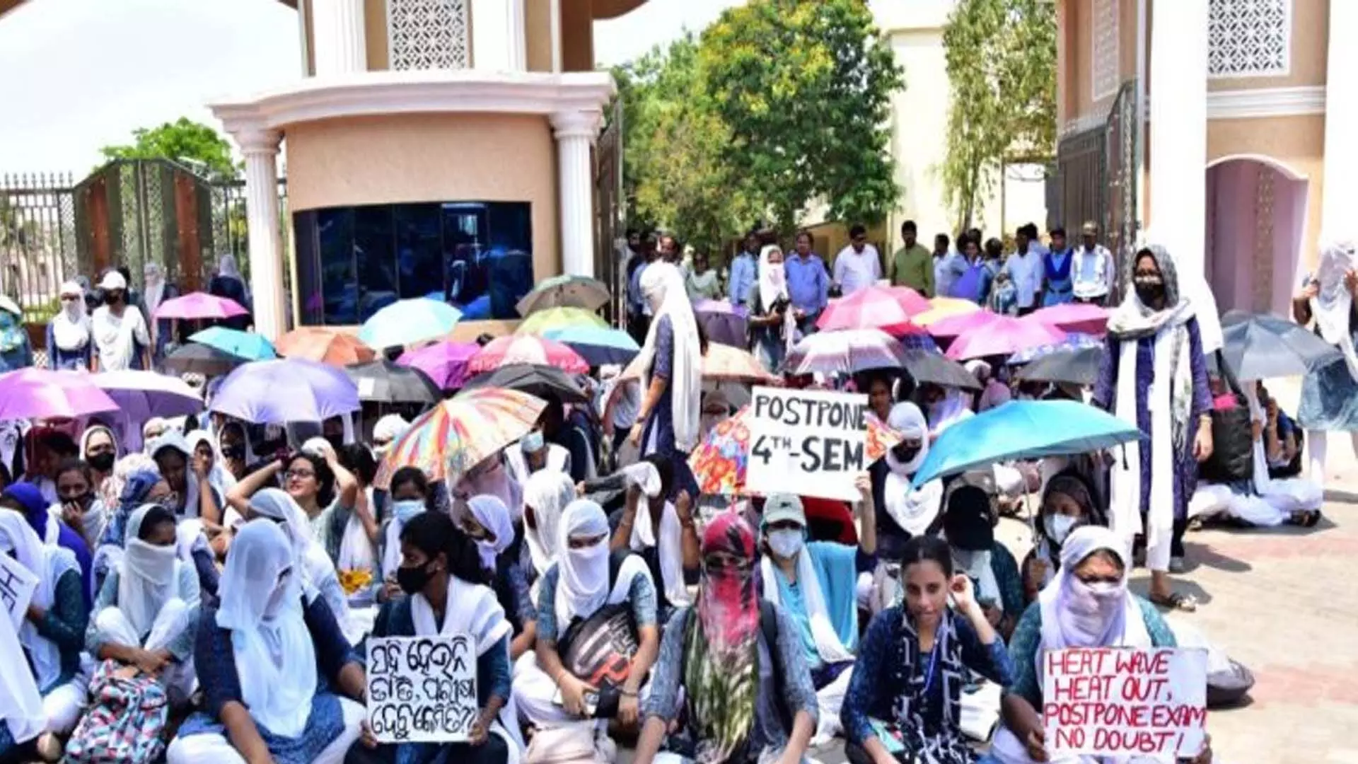 आरडी छात्रों ने चौथे सेमेस्टर की परीक्षा को लेकर विरोध प्रदर्शन किया
