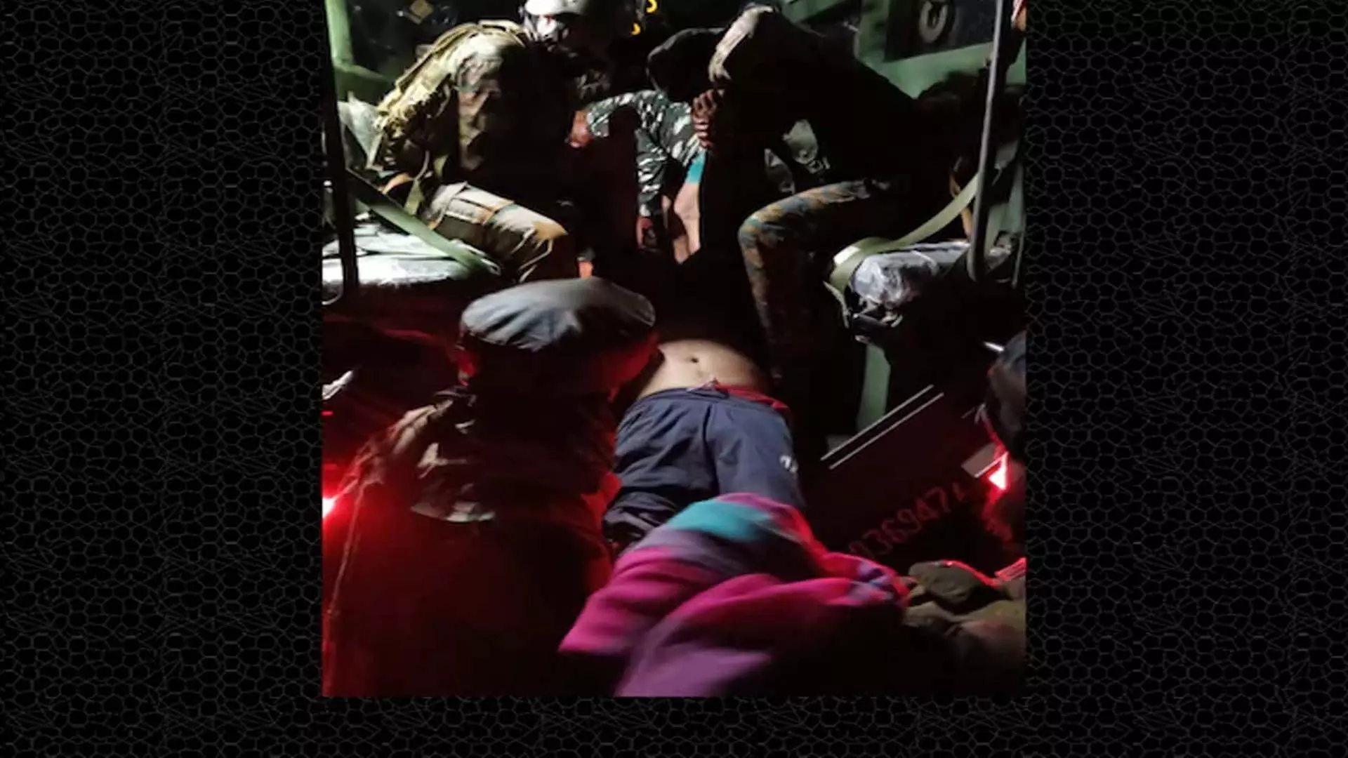 आतंकवादियों द्वारा 2 घंटे तक अंधाधुंध गोलीबारी में सीआरपीएफ के दो जवान शहीद हो गए