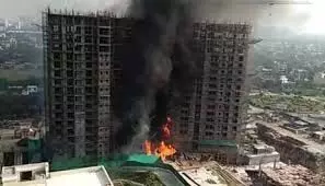 नोएडा सेक्टर 62 के एक निर्माणाधीन इमारत में लगी भीषण आग
