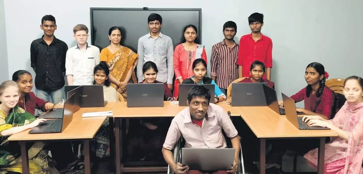 आंध्र प्रदेश में विशेष आवश्यकता वाले विद्यार्थियों ने लेखकों के स्थान पर कंप्यूटर को प्राथमिकता दी