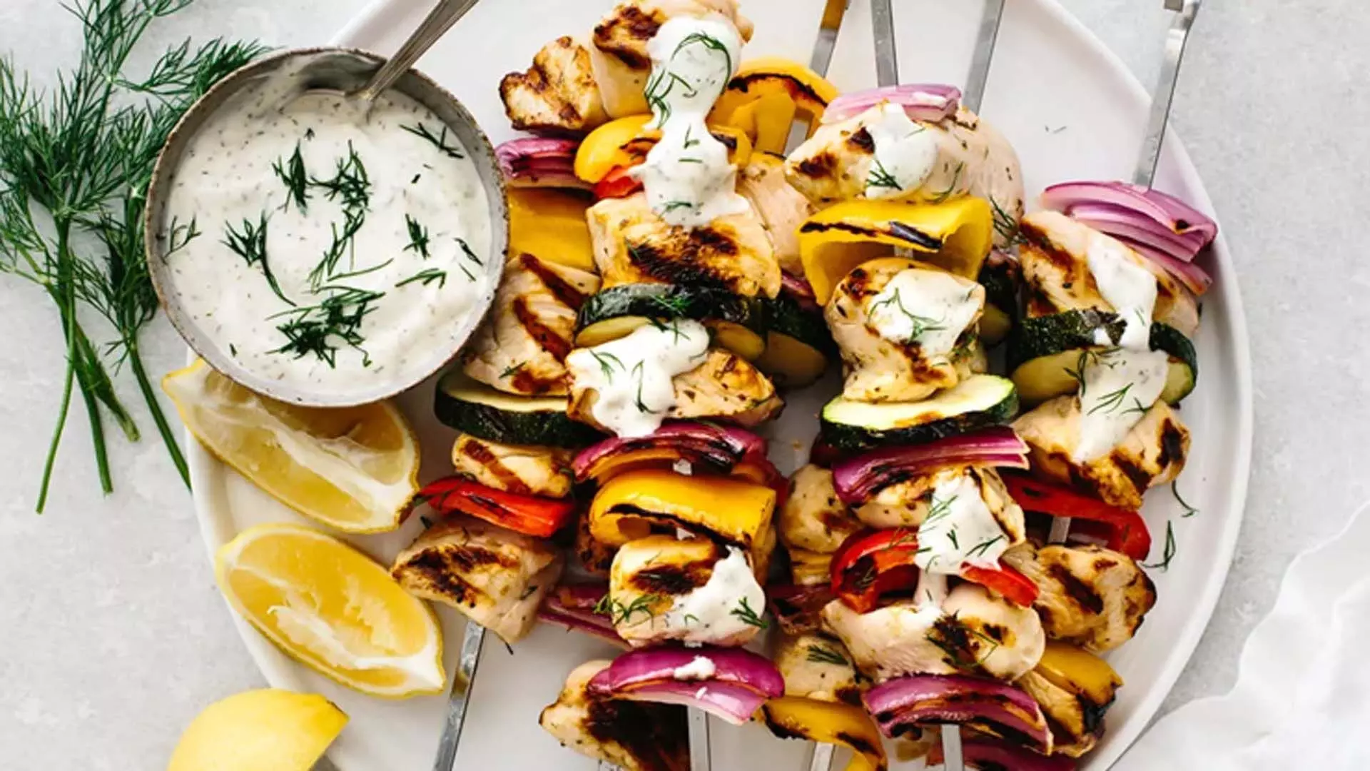 घर पर अविश्वसनीय रूप से स्वादिष्ट ग्रीक चिकन कबाब बनाएं
