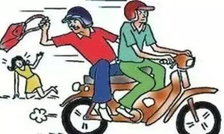 बाइक सवार बदमाशों ने ई रिक्शा में जा रही महिला से पर्स लूटा