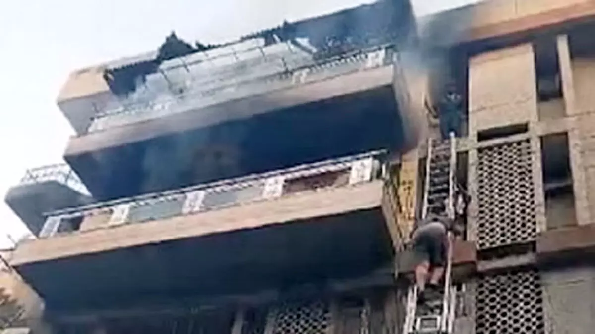 इमारत में लगी आग दमकल की पांच गाड़ियों ने पाया काबू