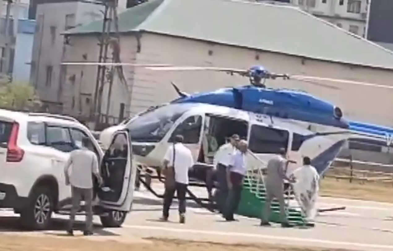 मुख्यमंत्री का हेलीकॉप्टर में गिरने का वीडियो, सुरक्षाकर्मियों ने देखा तो मचा हड़कंप