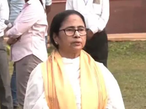 मुख्यमंत्री ममता बनर्जी दुर्गापुर में हेलीकॉप्टर पर चढ़ते समय गिर गईं, उन्हें मामूली चोट आई