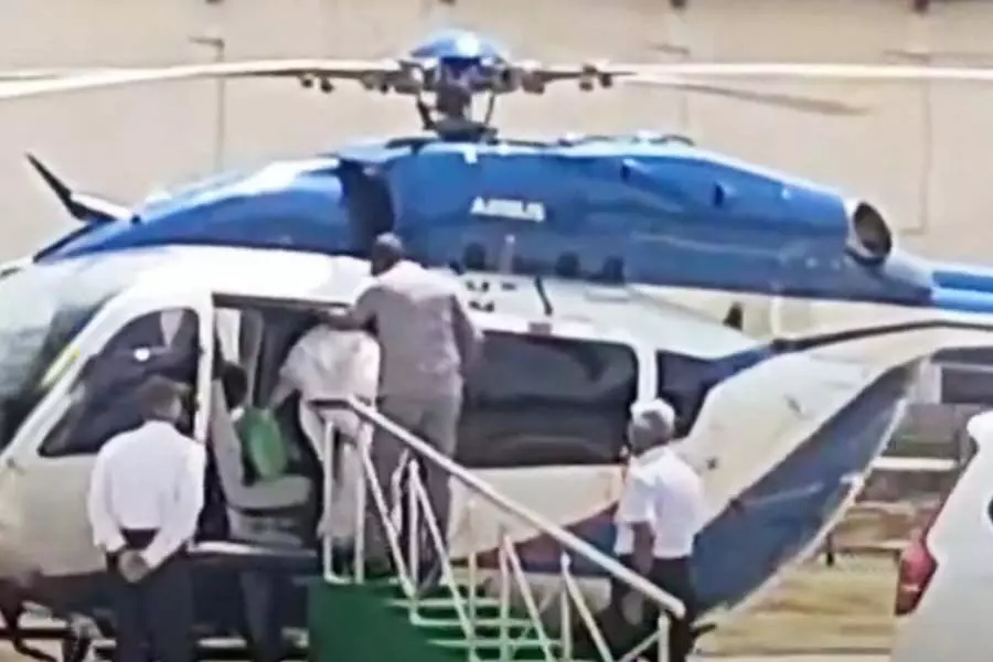 प्रचार अभियान के दौरान हेलिकॉप्टर दुर्घटना में ममता बनर्जी घायल , विवरण की प्रतीक्षा