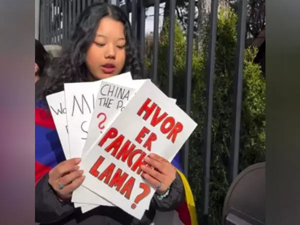तिब्बतियों ने ओस्लो में रैली की, 11वें पंचेन लामा की रिहाई की मांग की