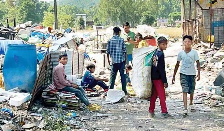 सर्व शिक्षा अभियान की धज्जियां कचरे में भविष्य तलाश रहे बच्चे