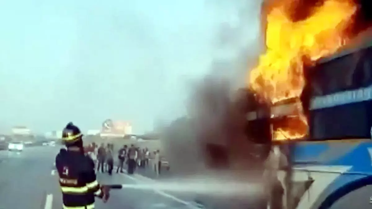 35 यात्रियों को ले जा रही एक निजी बस का टायर फटने से लगी आग ,सभी यात्री सुरक्षित