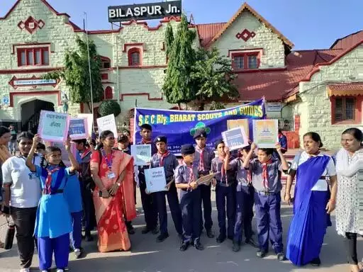 बैंड-बाजे के साथ स्कूली बच्चों ने निकाली मतदाता जागरूकता रैली