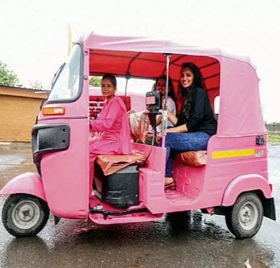 14 महिला चालकों ने गुलाबी ई-ऑटो को अपनाया