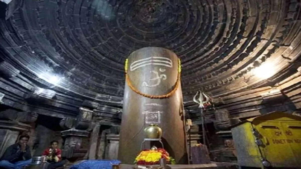 खजुराहो में है मतंगेश्वर महादेव का ये मंदिर शिवलिंग हर साल एक इंच बढ़ रही