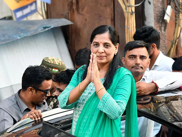 सुनीता केजरीवाल ने AAP उम्मीदवार के समर्थन में रोड शो किया