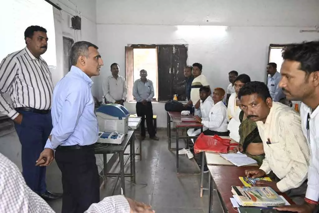 निर्वाचन ड्यूटी में तैनात कर्मियों के मतदाता सुविधा केंद्र में किया मतदान