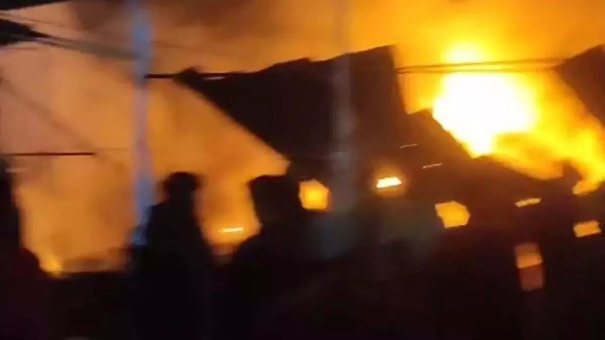 नोएडा की एक इमारत में लगी आग, दमकल की गाड़ियां मौके पर मौजूद