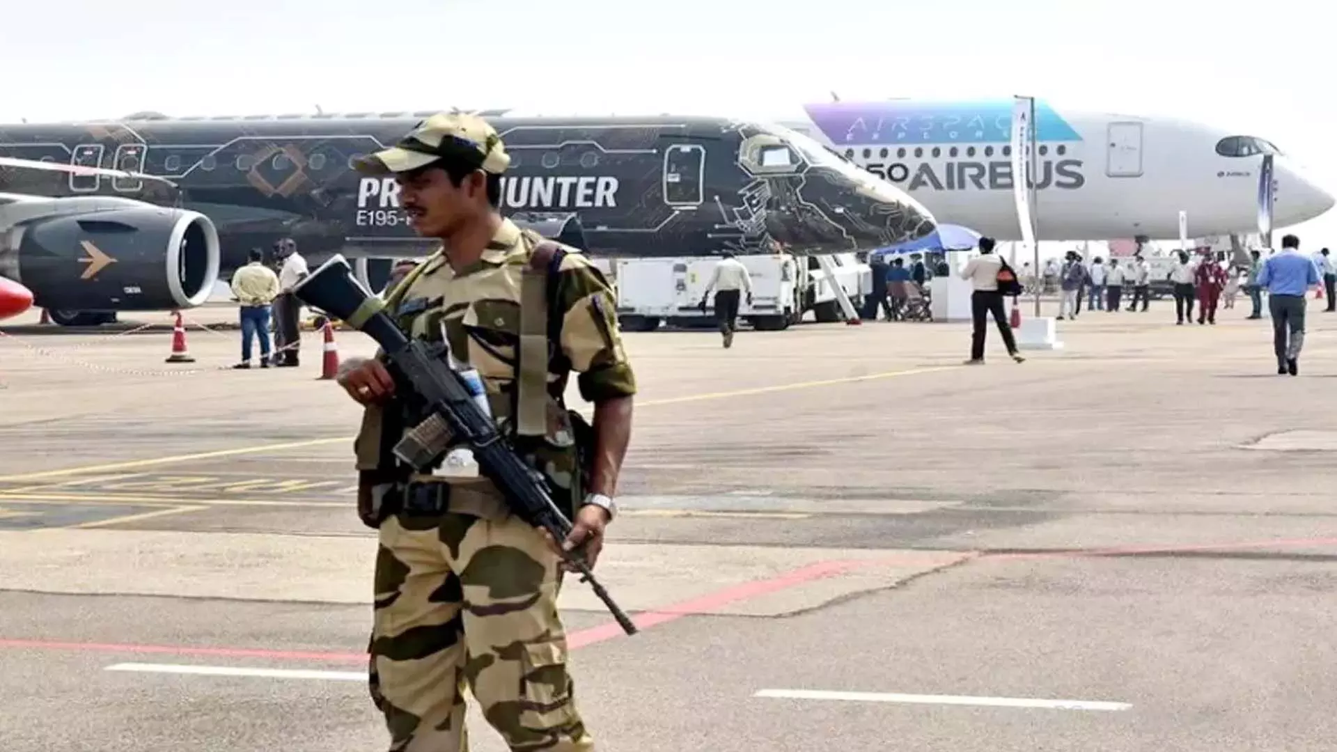 मुंबई एयरपोर्ट पर बम की अफवाह, FIR दर्ज