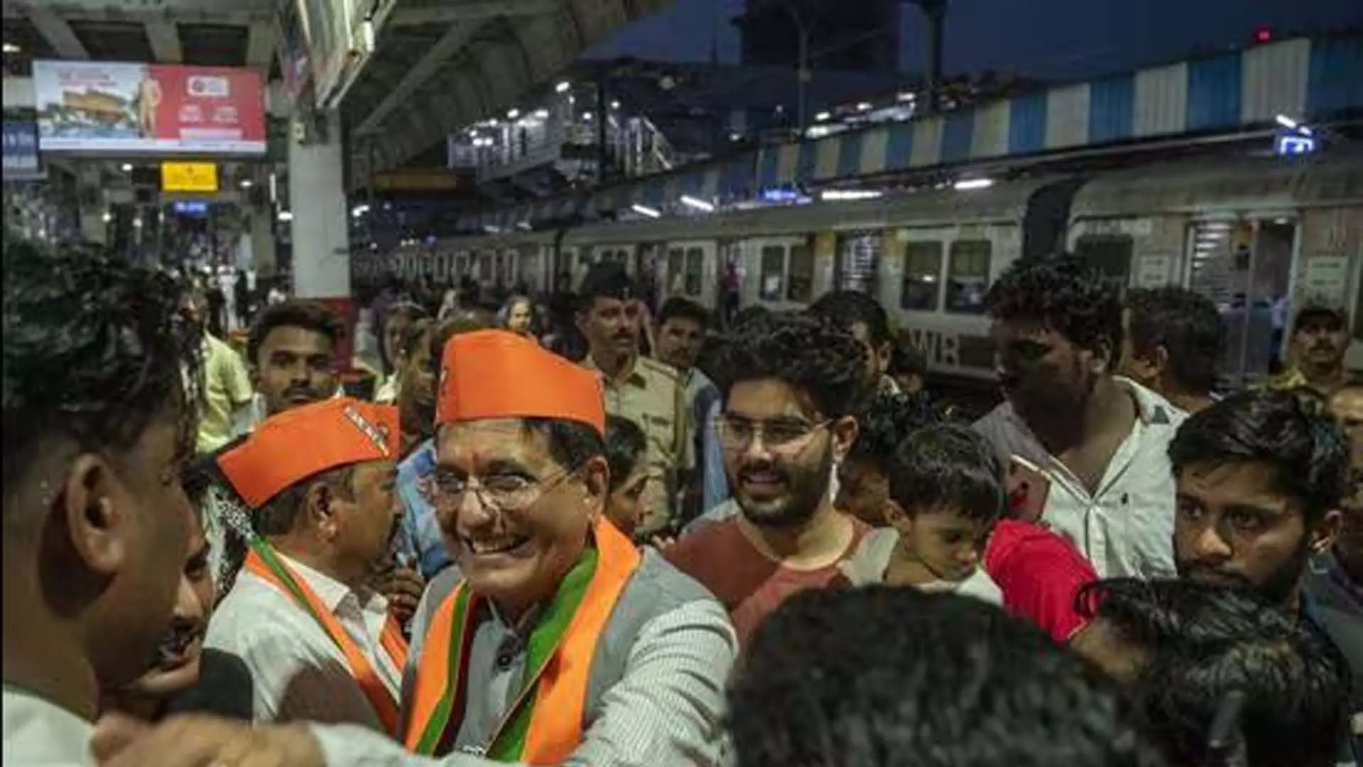 मुंबई मेट्रो अमेरिका से कम नहीं: गोयल ने यात्रियों को लुभाया