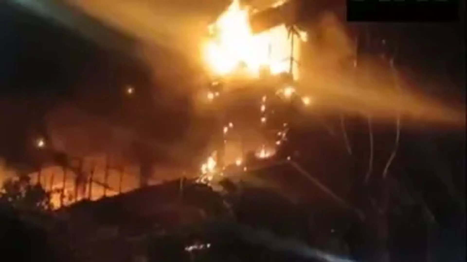 नोएडा के सेक्टर 65 में एक इमारत में भीषण आग लगी