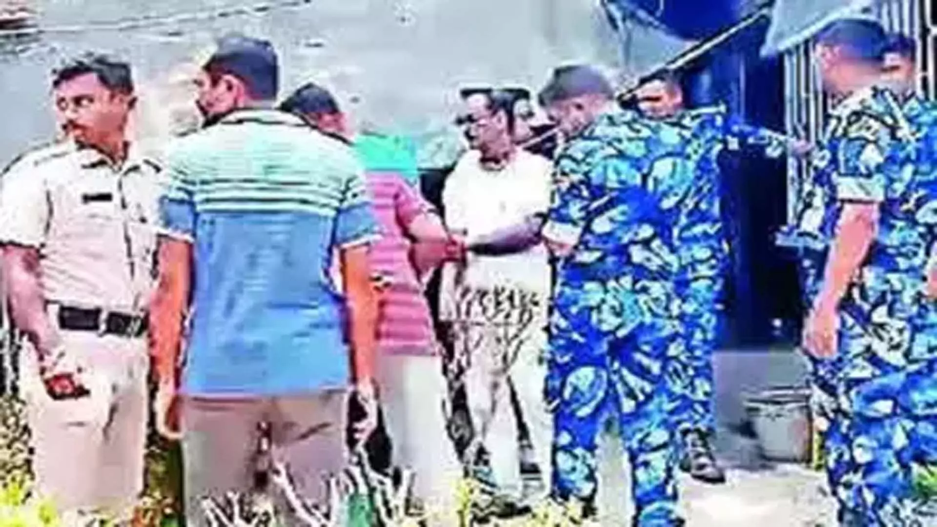 हसनाबाद के शिमुलिया विस्फोट में भाजपा बूथ अध्यक्ष के घर की छप्पर उड़ गई, उनकी पत्नी घायल