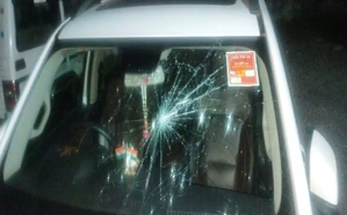 भाजपा विधायक की कार पर पत्थर से हमला, कांच टूटा