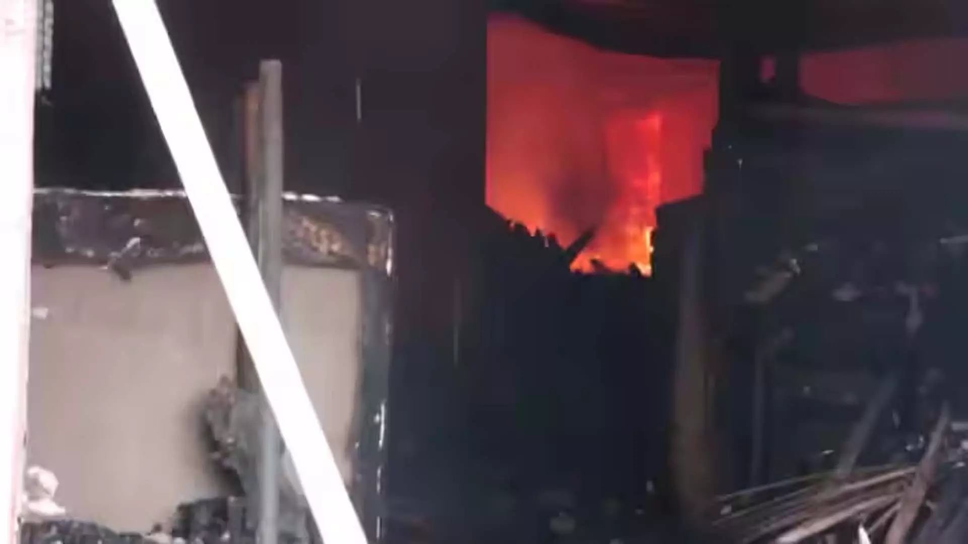 उत्तर प्रदेश: प्रयागराज में लकड़ी की दुकान में आग लगी