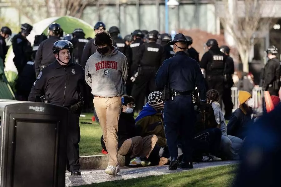 संयुक्त राज्य अमेरिका: चार कॉलेज विरोध प्रदर्शनों पर कार्रवाई के कारण लगभग 200 गिरफ्तारियां हुईं