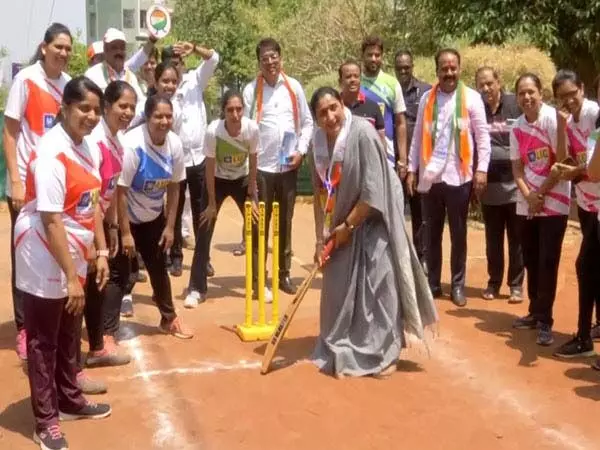 पुणे में सुनेत्रा पवार ने चुनाव प्रचार के दौरान महिला क्रिकेटरों के साथ क्रिकेट खेला
