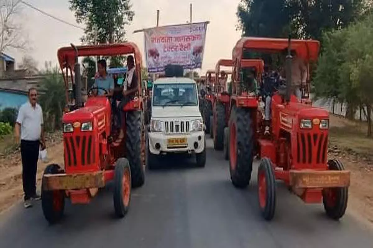 नोडल अधिकारी और सीईओ ने निकाली ट्रैक्टर रैली, मतदान करने की अपील की