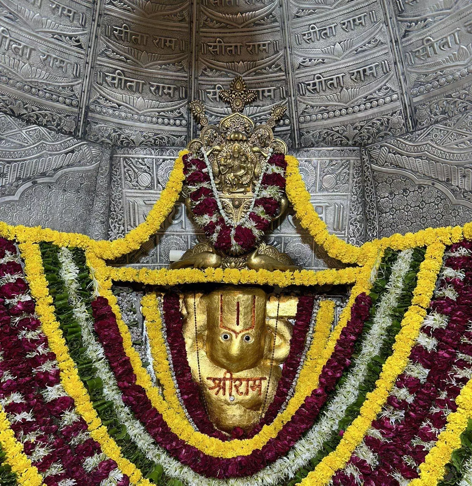 अनुपम खेर ने 300 साल पुराने हनुमान मंदिर में किए दर्शन