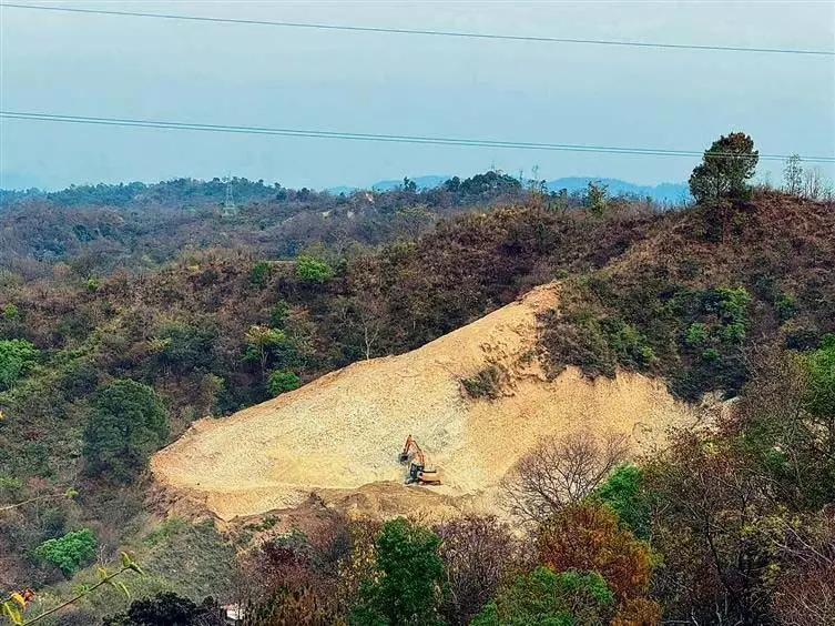 कांगड़ा, ऊना जिलों में शिवालिक पहाड़ियों को अवैध खनन के लिए तोड़ा जा रहा