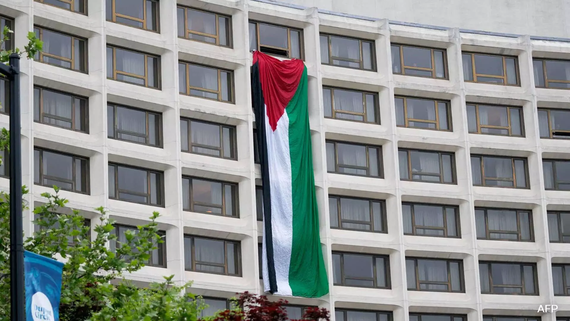 प्रदर्शनकारियों ने बिडेन के व्हाइट हाउस कार्यक्रम स्थल पर विशाल फिलिस्तीनी झंडा लटकाया