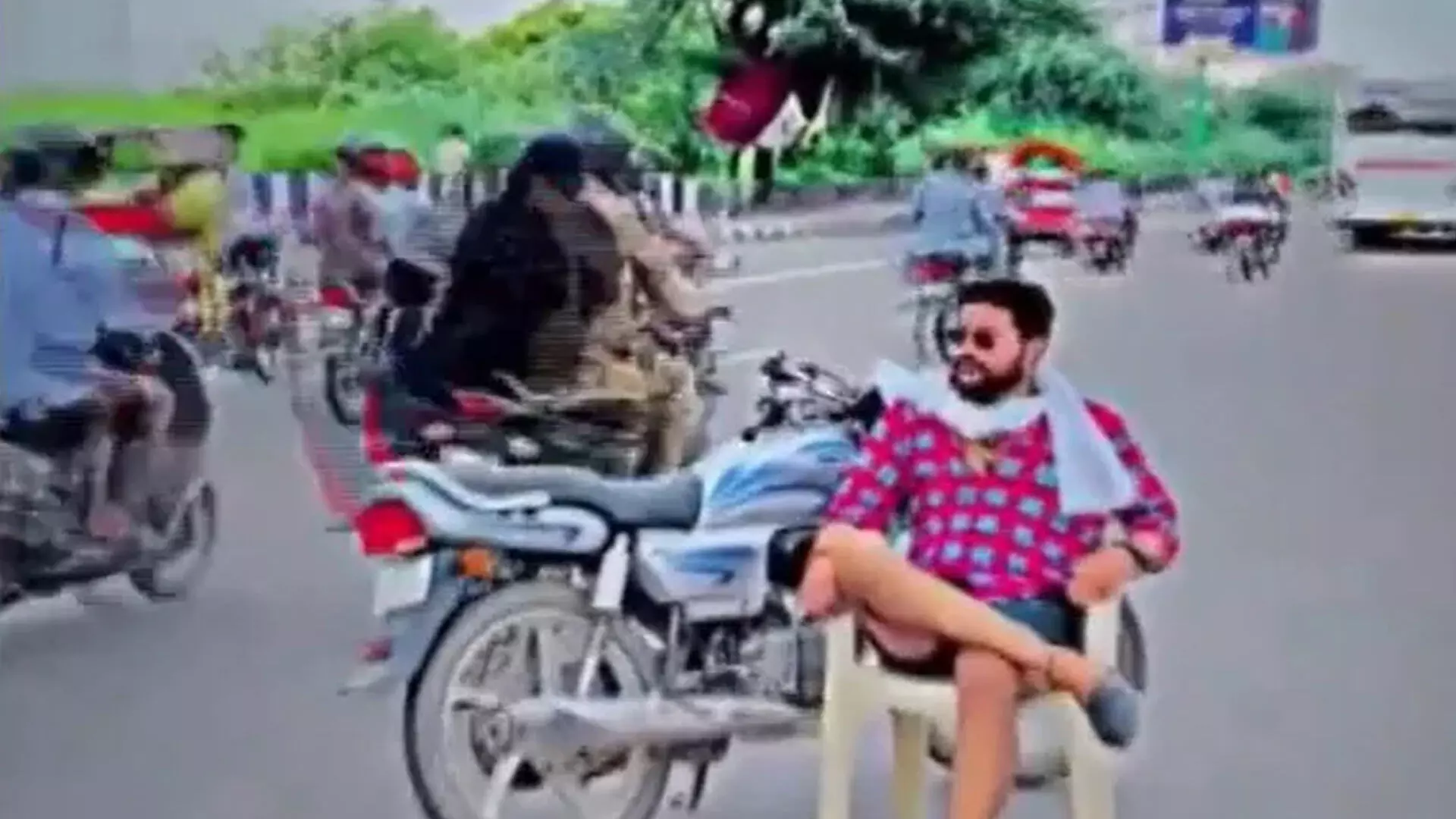 आदमी कुर्सी पर बैठा, रील के लिए दिल्ली की सड़क के बीच में बाइक पार्क की, गिरफ्तार