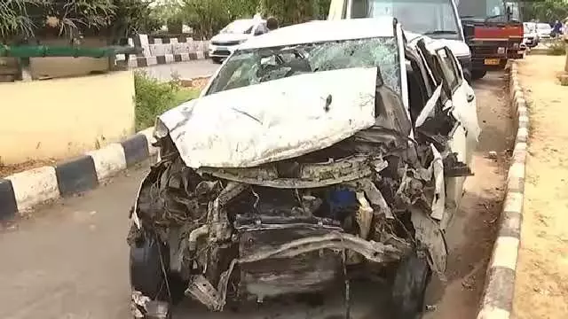 दिल्ली में जैगुआर कार ने कैब को मारी टक्कर, तीन घायल