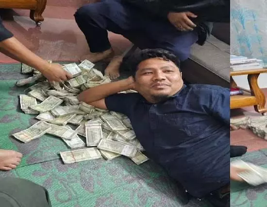 500 रुपये के नोटों की गड्डियों पर आराम फरमाते दिखे यूपीपीएल सदस्य, फोटो वायरल