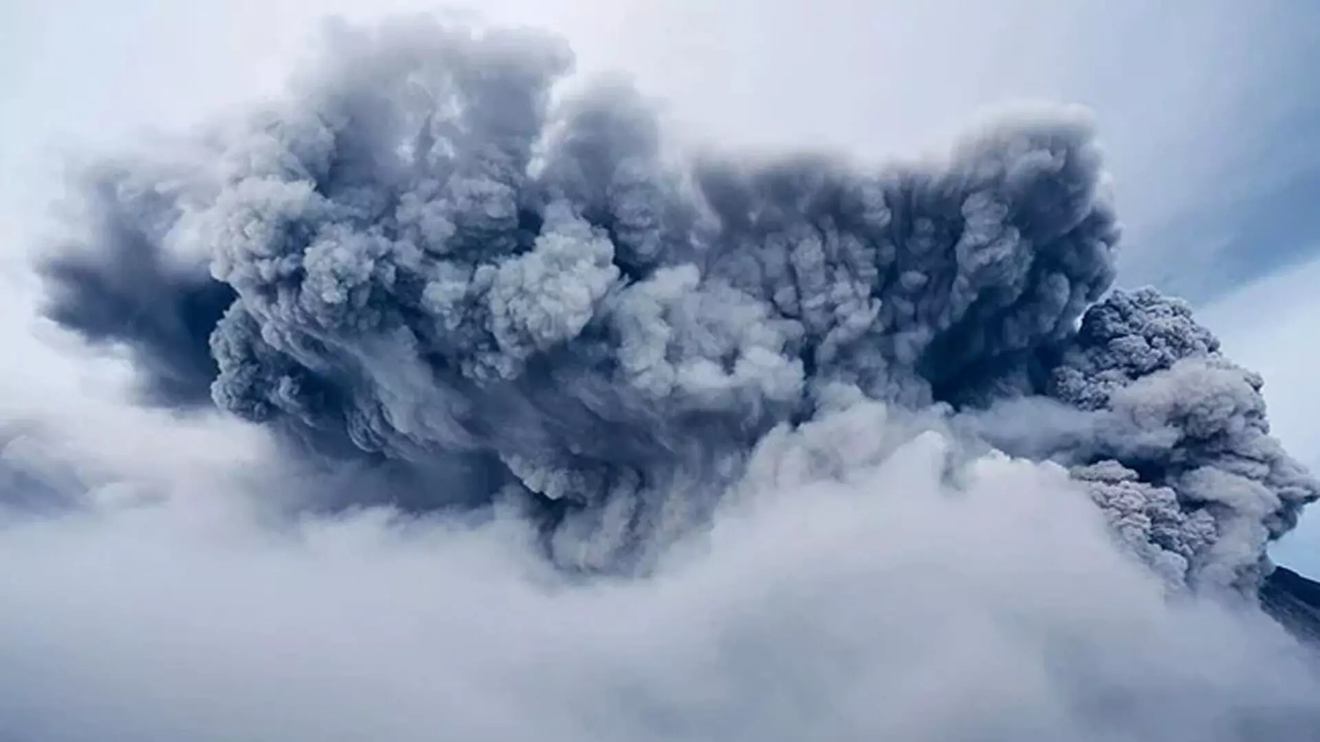 इंडोनेशिया में ज्वालामुखी फटा, राख के बादल आसमान में 3.5 किलोमीटर दूर तक भेजे गए