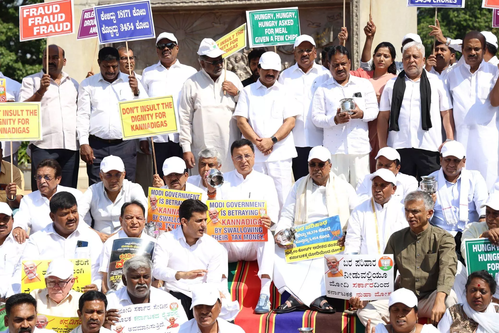 केंद्र की बेहद कम सूखा राहत के विरोध में कर्नाटक सरकार का प्रदर्शन
