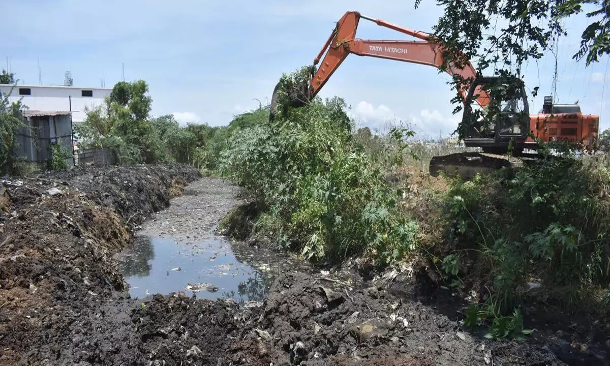 गाद निकालने के काम की धीमी गति से नागरिक चिंतित