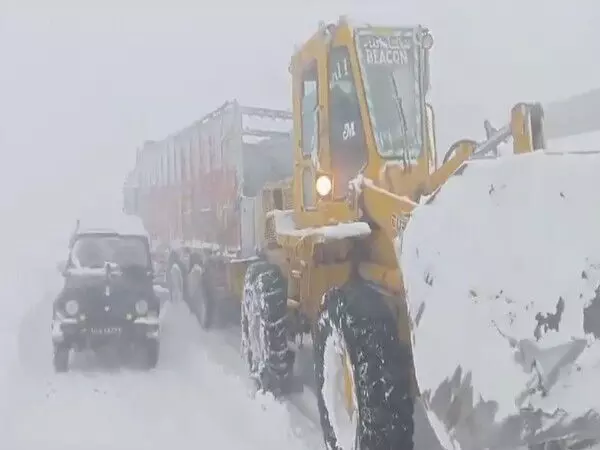बीआरओ ने राजदान टॉप पर बर्फ में फंसे 35 वाहनों को बचाया