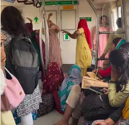 घूंघट वाली महिलाओं ने चलती मेट्रो में मचा दी तहलका, वीडियो