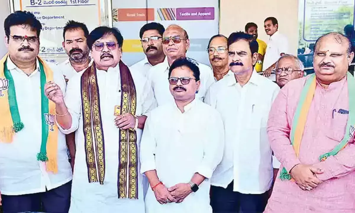 विजयवाड़ा: एनडीए दलों ने समय पर पेंशन के लिए सचिवालय में प्रदर्शन किया