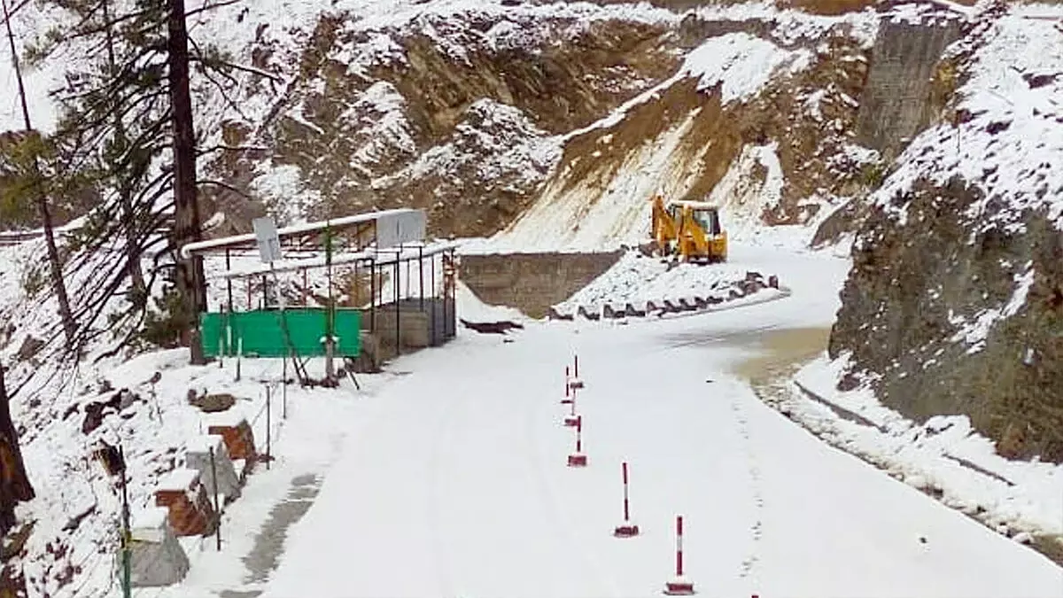 पहाड़ी इलाकों में ताजा बर्फबारी के कारण एहतियातन मुगल रोड को किया बंद