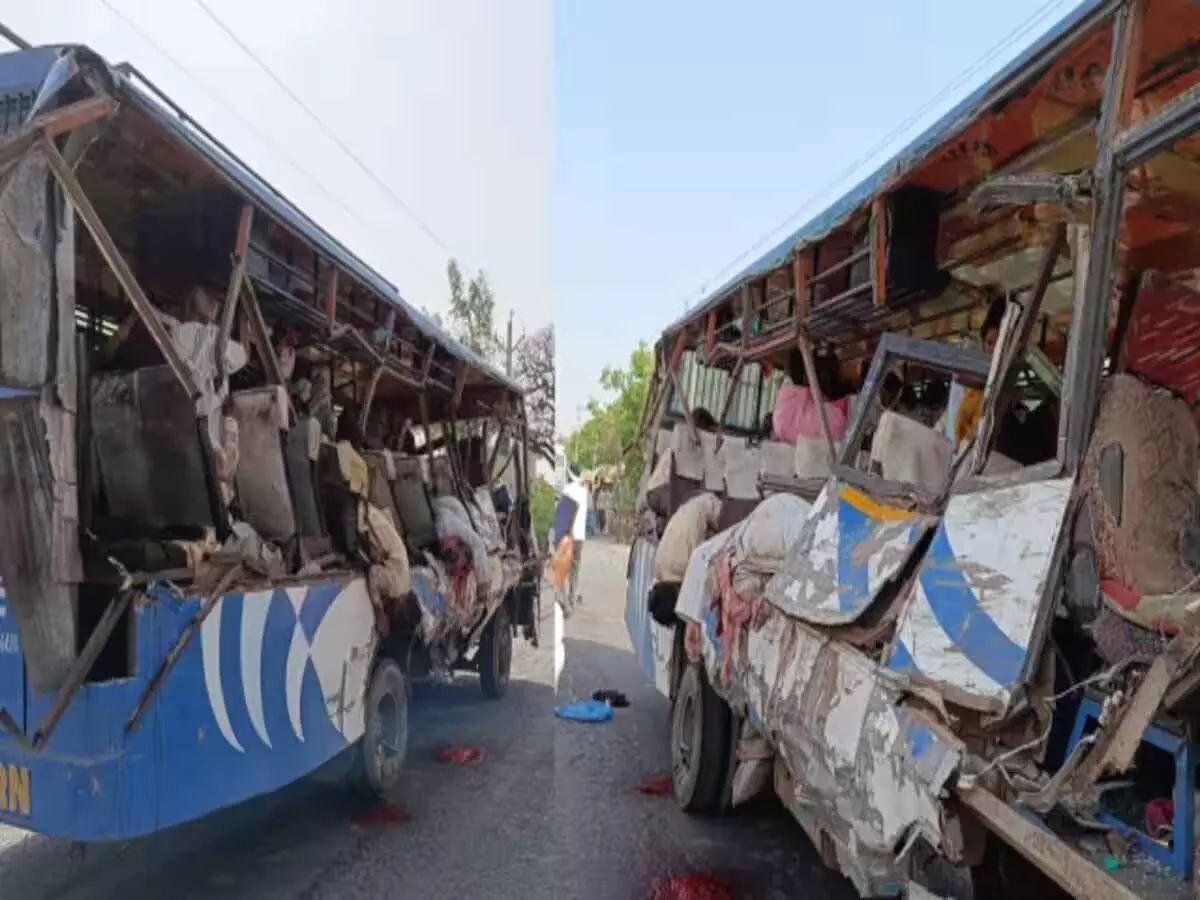 बस में सवार 7 लोगों की मौत, रगड़ते हुए निकली ट्रक