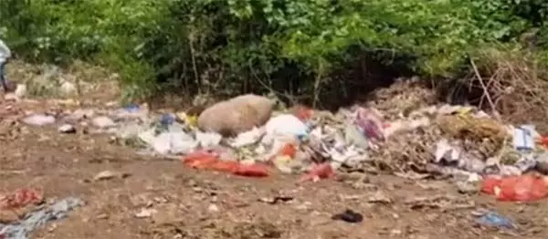 पोंडा में कूड़े के ढेर, स्थानीय लोगों ने कचरा संग्रहण में दो महीने के अंतराल पर कार्रवाई की मांग
