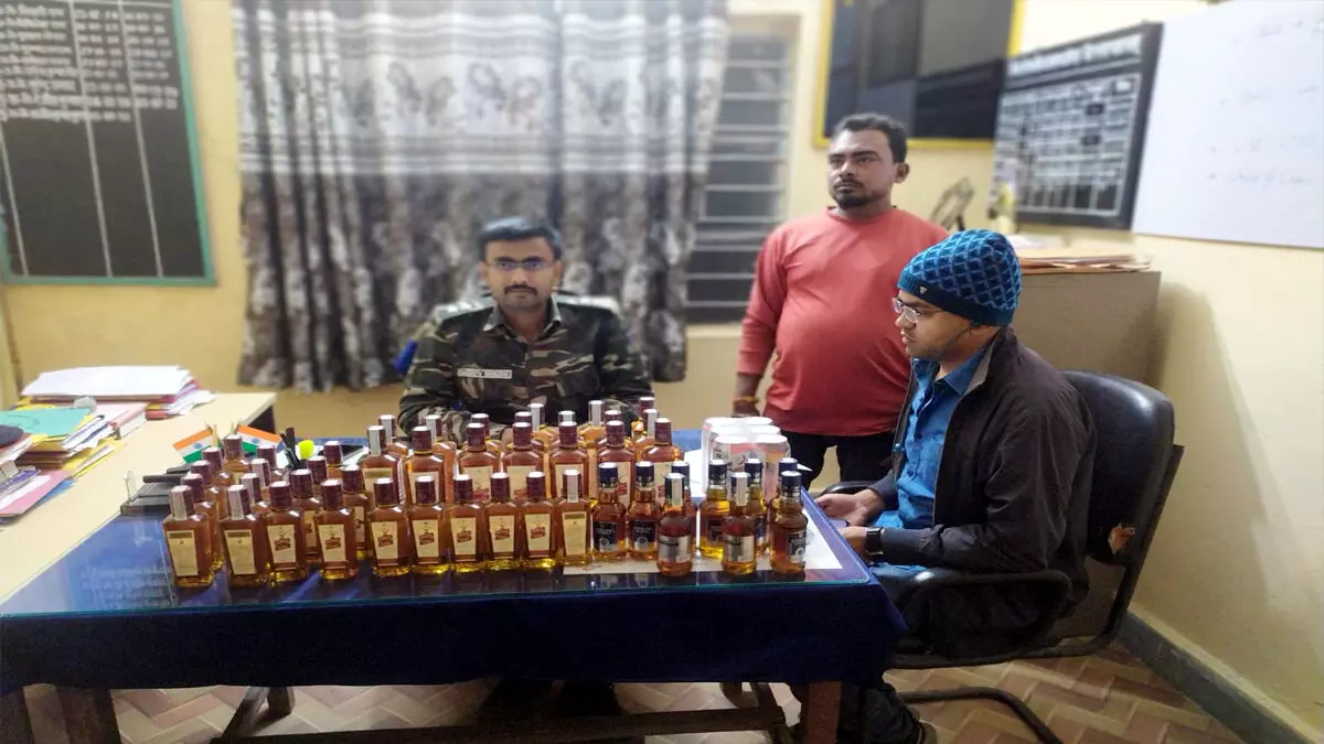पलामू में  पुलिस ने की छापेमारी, दुकान से बड़ी मात्रा में अंग्रेजी शराब बरामद
