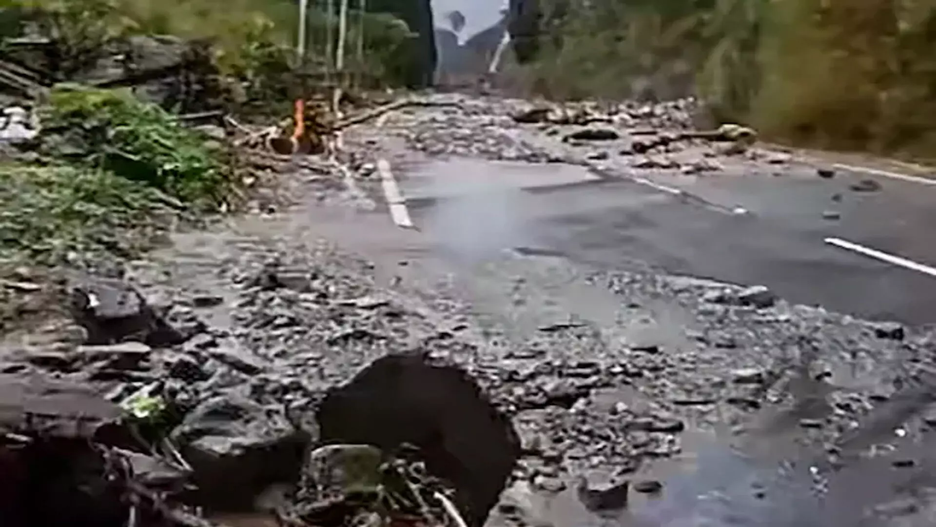 हिमाचल प्रदेश: शिमला में भूस्खलन से दो की मौत; बिलासपुर में बस पुल से गिरी, 10 घायल