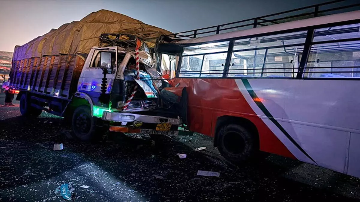 तेज रफ्तार डंपर ने बस में मारी टक्कर, छह की मौत 21 लोग घायल